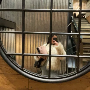 Beige pälsjacka - Säljer en snygg beige pälsjacka, använd ett fåtal gånger. Storlek S det passar bra som M