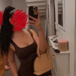 Brun klänning  - Hej älsklingar! Jag har officiellt pensionerat mig från min baddie-era och bytte stil, så nu säljer jag denna skönhet. Klänningen är i perfekt skick.❤️