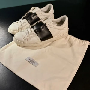 Valentino opens  - Seljer nu dessa feta valetio opens dom är i bra skick och dom passar till alla stilar perfekta för en cleen look. Original påse medföljer. Skriv vid funderingar