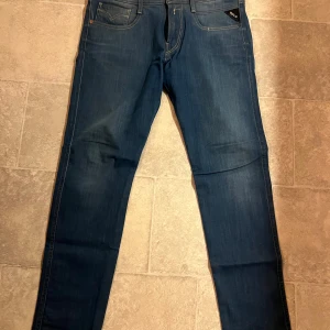 Blå jeans från Replay - Snygga blå jeans från Replay med en klassisk femficksdesign. De har en normal passform och är tillverkade med hyperflex stil. Perfekta för en avslappnad stil.