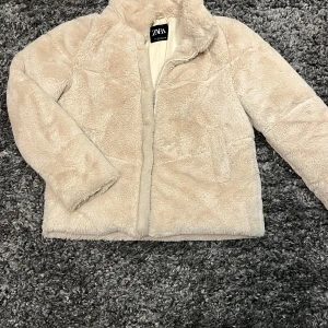 Päls jacka - Pälsjacka i fint skick använd fåtal gånger, bra i storlek.