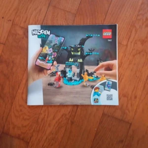 LEGO Hidden Side 70427 - Säljer LEGO Hidden Side set 70427. Setet kombinerar byggande med en AR-upplevelse via en app. Innehåller delar för att bygga en spännande scen med spöken och figurer. Perfekt för LEGO-fans som gillar äventyr och teknik!