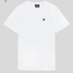 Vit t-shirt från Lyle & Scott - Säljer en t-shorts från Lyle & Scott. Den passar som xs eller s. Originalpris är 400. 