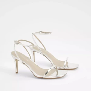 Silvriga balskor - Säljer min otroooliga balskor som endast är använda en gång!!🫶🏼 Perfekta för en festlig balkväll!! De har en justerbar rem runt ankeln och är otroligt stilrena! (nypris 619kr)