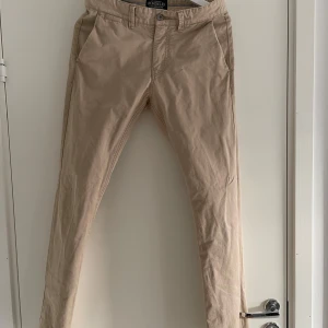 Beige chinos Bondelid - Snygga beige chinos från Bondelid med en  normal passform och är tillverkade i bomull. 