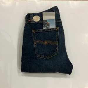Nudie jeans  - Feta Nudie jeans som är i nytt skick utan defekter nypris på dessa ligger på 1800 vårat pris 299 vid köp av två jeans 499.🙌🏻Original tags kommer med🙌🏻