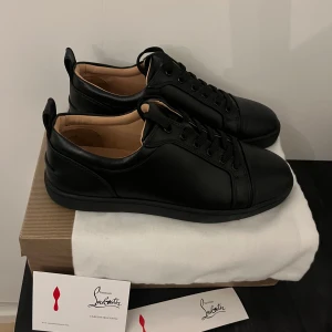 Svarta, Christian Louboutin - Tjena! Säljer nu ett par as feta Christian Louboutin skor. Otrolig lyxiga men den ikoniska röda sulan. Otroligt bra skick. Storlek 43, pris 1099 priset kan diskuteras.