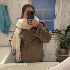 Kort kappa  - Jätte fin kappa från Gina tricot endast använd fåtal gånger och i nyskick! Storlek m men passar s/m. Nypris runt 800 så säljer för 600kr! Säljer då jag har för många kappor🙈🥰🧁💝Går bra att trycka på köp nu eller ställa frågor<3