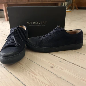 Myrqvist Sneakers - Ett par riktigt feta Myrqvist sneakers i mocka, lite slit på tån och smuts men som enkelt går att tvätta bort! Mocka borste medföljer! Nypris ca 2000kr bättre skor hittar du inte!