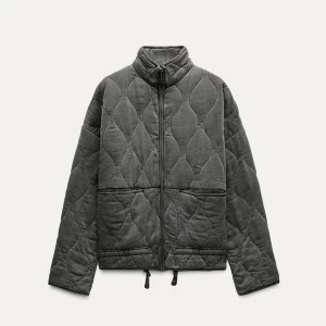 Grå quiltad jacka från Zara - Säljer en stilren grå quiltad jacka från Zara. Superfint skick. Nypris 859💕