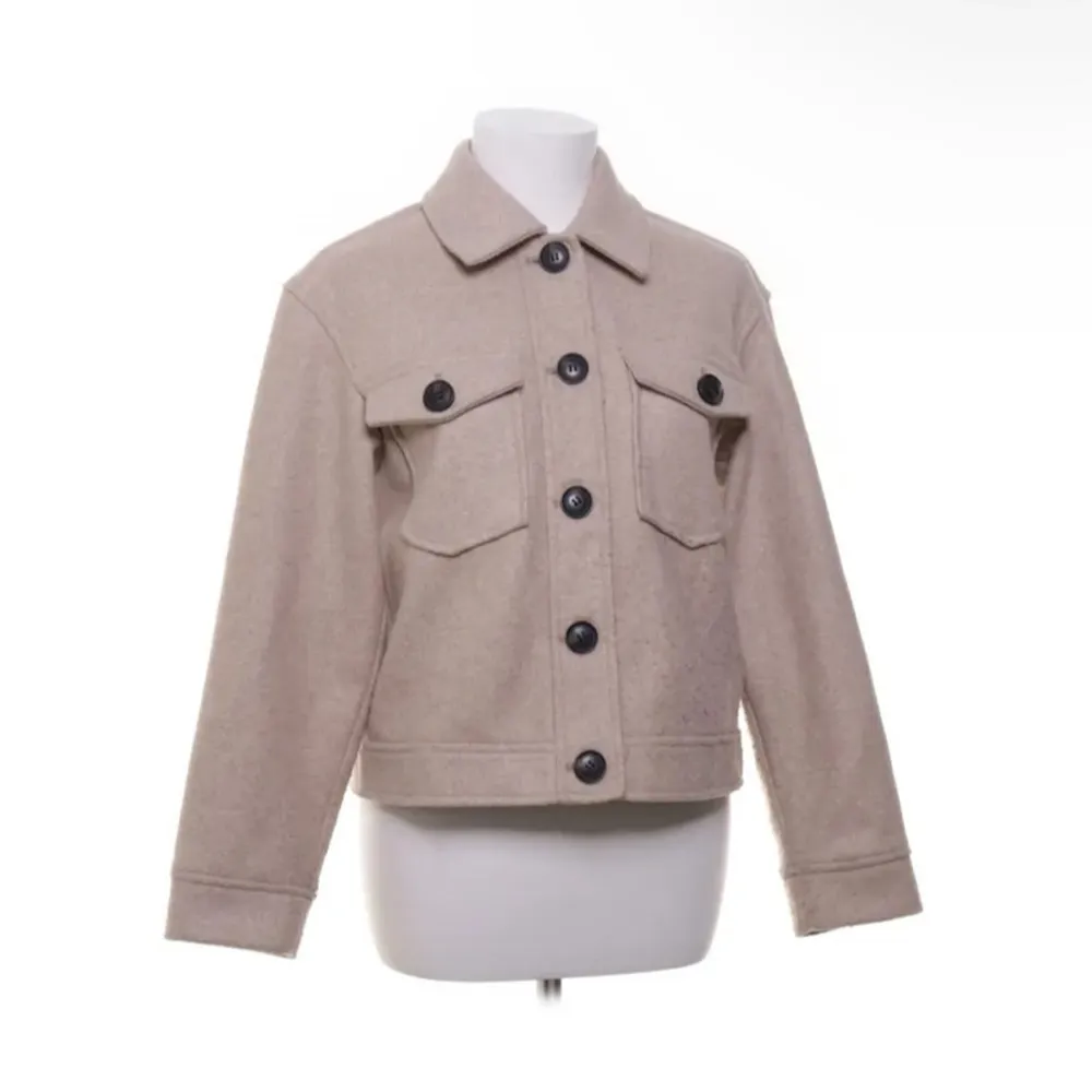 Säljer en beige kappa från Veromoda. Den har knotter på jackan därav priset. Säljer då den inte används💞. Takit.