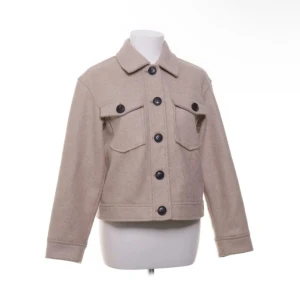 Beige kappa från Vero Moda - Säljer en beige kappa från Veromoda. Den har knotter på jackan därav priset. Säljer då den inte används💞