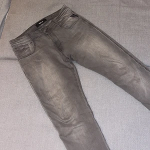 Grå jeans från Replay - Replay jeans, storlek 30/30, modellen är 180, skriv om du har några funderingar 