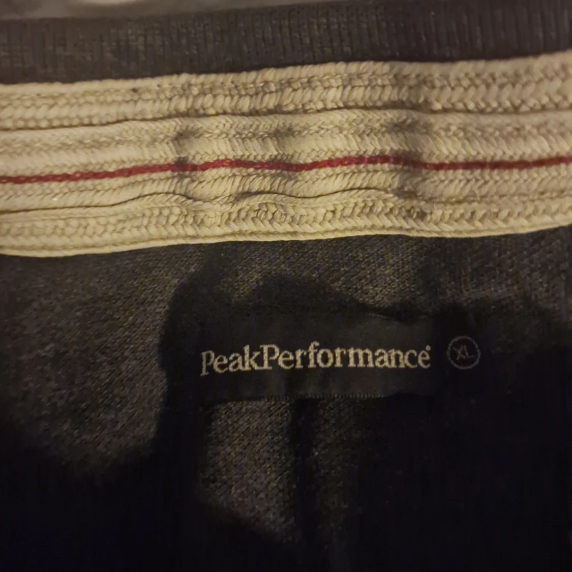 Mörkgrå pikétröja från Peak Performance - 2