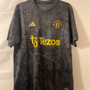 Manchester United Träningtröja  - Säljer min Manchester United Träningtröja för att den va för stor. Använd 1 gång och är vid mycket bra skick 