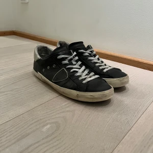 Philippe model - Säljer dessa Philippe model i storlek 44. Skick 8/10 innersulan är lite förstörd men det är den ända defekten. Dm för köp!