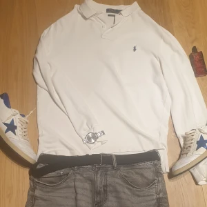 Vit pikétröja från Ralph Lauren - Säljer en klassisk vit pikétröja från Ralph Lauren utan några defekter! Orginal pris ligger run 1700 mot mitt pris 500! Den är stilren och passar till alla tillfällen! 