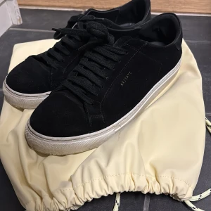 Svarta sneakers från Axel Arigato - Säljer dessa feta Axel Arigato skor… | storlek 42 | Svart mocka | Dessa kostar runt 2500kr | Säljer mina för bara 1100kr | Dessa passar perfekt nu till slutet av vintern/våren |  Intressekoll🙏