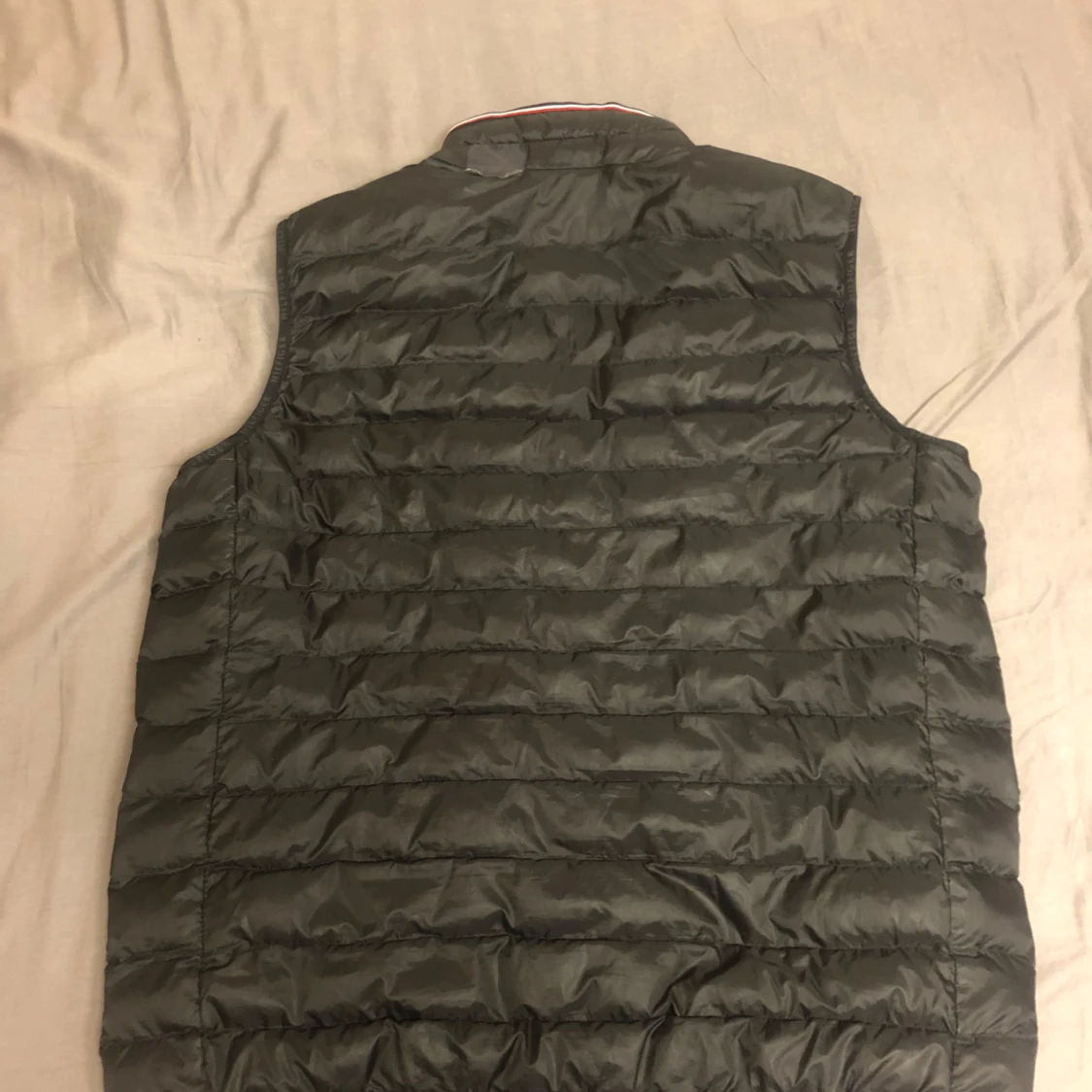 Svart dunväst från Tommy Hilfiger - 1