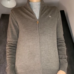Morris stickad cardigan  - Mycket fint skick, som ny, 100% merinoull, size S fits M(stretchy) modell 180 63 kg. Prioritet till bulk och billigare priser per plagg. Fraktar samma eller dagen efter köp.