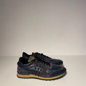 Valentino Rockrunners  - |Vi tar ej emot byten | Valentino Rockrunners Navy | Storlek 42 | Skick 8/10( defekt på baksidan som ej syns vid användning) | Inget og | Pris 1599kr | Hör av er vid funderingar | 