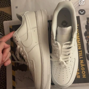 Vita Nike Air Force 1 - Säljer ett par klassiska vita Nike Air Force 1 sneakers. 