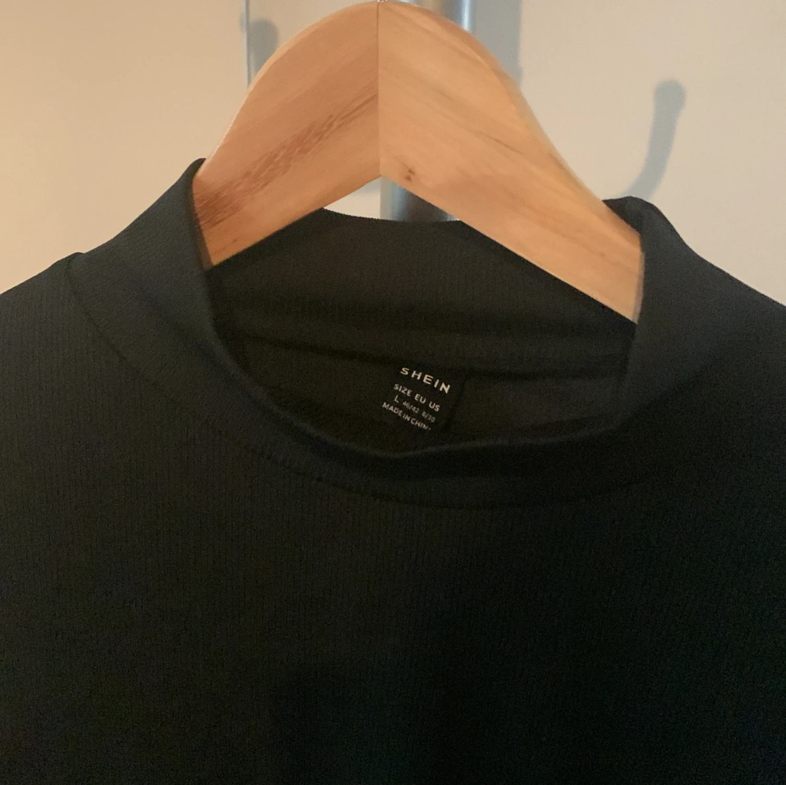 Svart ribbad croppad topp från Shein - 1