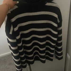 Svart och vit randig stickad tröja - Säljer en svart och vit randig stickad tröja med långa ärmar, tjockt material. Passar s-M, pris kan diskuteras 