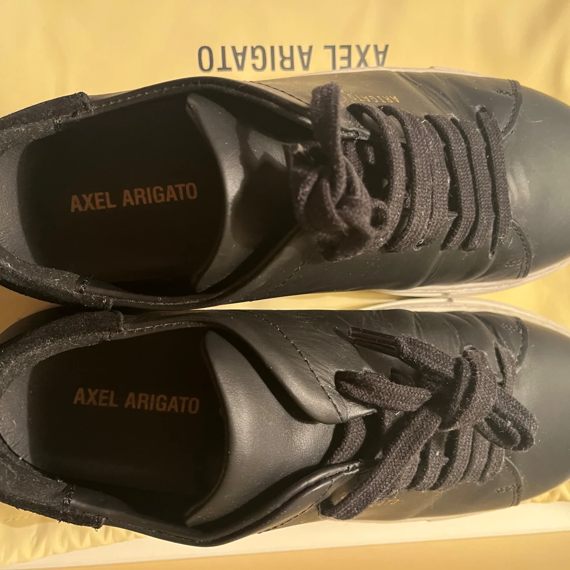 Svarta sneakers från Axel Arigato - 1