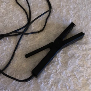 Plattång  - Plattång med bra längre sladd. Den har kam (tänder) på ena sidan. 