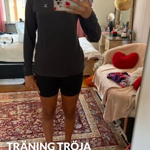 Svart långärmad träningströja från Hummel - Säljer en svart långärmad träningströja från Soc.Perfekt för träning med sin bekväma passform och stilrena design. Tröjan har en liten logga på bröstet och är gjord i ett mjukt material som andas. Passar utmärkt för både inomhus- och utomhusaktiviteter. är i storlek 170 men passar också en S XS