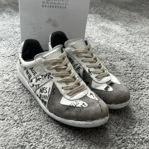 Margiela GATS - Mytheresa X maison margiela skor i 7-8/10 skick. Sitter väldigt bra runtom foten, dustbagsen och låda följer med, ‼️1:1 rep‼️ därmed pris, billigare vid snabb affär, (nej dom är ej målade kommer så i modellen)