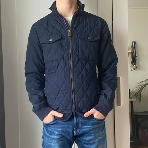 Bondelid jacka - En riktigt snygg och skön jacka från bondelid. I storlek S. Den är i väldigt bra skick, inga defekter. Priset går absolut att diskutera. Hör av dig vid någon fundering👑