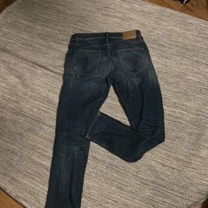 Tiger Of Sweden jeans/byxor W32 L34 - Byxorna är inprencip nya, använda fåtaliga gånger. Passformen är slimfit, intr baggie eller för tighta när man har på sig dem. Jag säljer av mig byxorna för att dem inte passar längre. Pris kan diskuteras i dm.