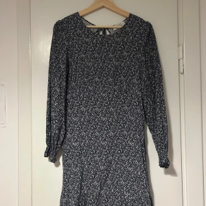 Blommig klänning från & Other Stories - Säljer en söt blommig klänning från & Other Stories. Den har långa ärmar och en knytning i ryggen. Inköpt för ca 1200 kr och aldrig använd. 