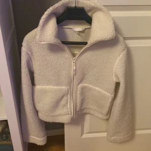 Vit teddyjacka från H&M - Mysig vit teddyjacka från H&M!! Knappt använd💕