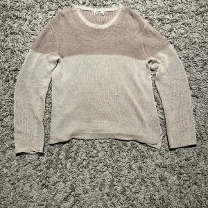 Acne studios tröja  - Stickad Acne studios i två färger. Den är köpt andrahand och det finns tecken på användning så som ett hål på magen (bild 4). Priset är ej hugget i sten!