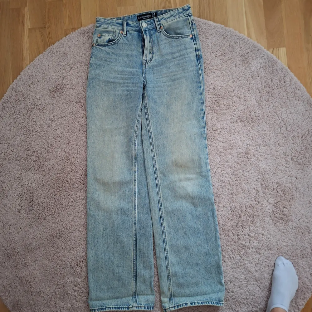Ljusblå jeans med rak passform. Femficksdesign och stängs med dragkedja och knapp. Perfekta för en avslappnad stil. Är 163 cm.🩵. Farkut & Housut.
