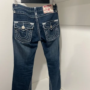 True Religon Jeans - Snygga bootcut true religon jeans som är lågmidjade i modellen, midjemått: 74cm inerbenslängd: 75cm🧚🏻‍♀️