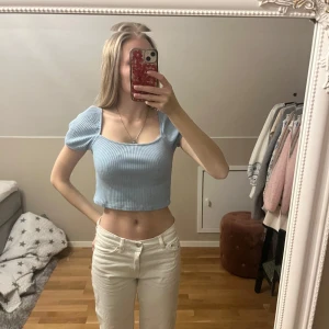 Ljusblå ribbad topp - Söt ljusblå ribbad topp med korta puffärmar😁 Perfekt för varmare dagar! Toppen går att ha som vanligt men också off shoulder😇