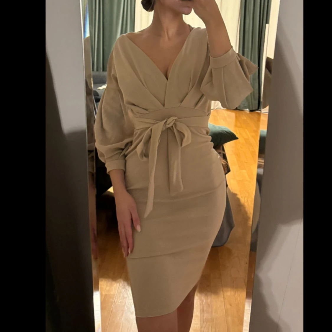 Beige omlottklänning med knytband