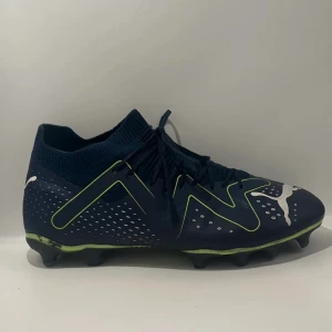 Blå puma skor med gröna detaljer - Riktigt snygga fotbollskor från Puma i fint skick. Tveka inte på att skriva vid frågor.