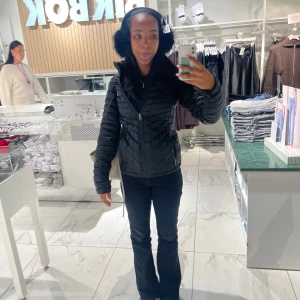 Svart the north face jacka  - Snygg svart quiltad jacka med dragkedja. Perfekt för kyligare dagar med sin stilrena design och bekväma passform. Jackan har långa ärmar och en klassisk look som funkar till det mesta.