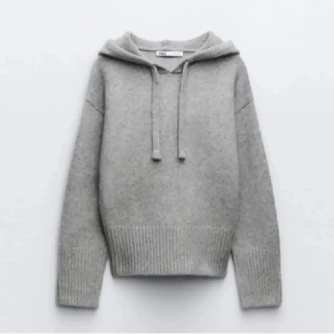 Grå stickad hoodie
