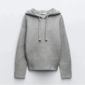 Grå stickad hoodie - Säljer min stickade tröja från zara då jag aldrig har använt den. Nyskick i storlek S.