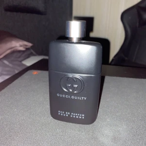 Gucci Guilty Eau de Parfum Pour Homme 90ml - Säljer en elegant och maskulin parfym från Gucci. Flaskan är svart med en stilren design och har Gucci-loggan präglad på framsidan. Doften är en Eau de Parfum för män, perfekt för den som vill ha en sofistikerad och modern doft. 80ml kvar. (Du får en grattis sample också)