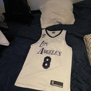 Nba linne - Säljer ett vitt basketlinne från Nike med namnet kobe bryant! Skriv gärna för mer info