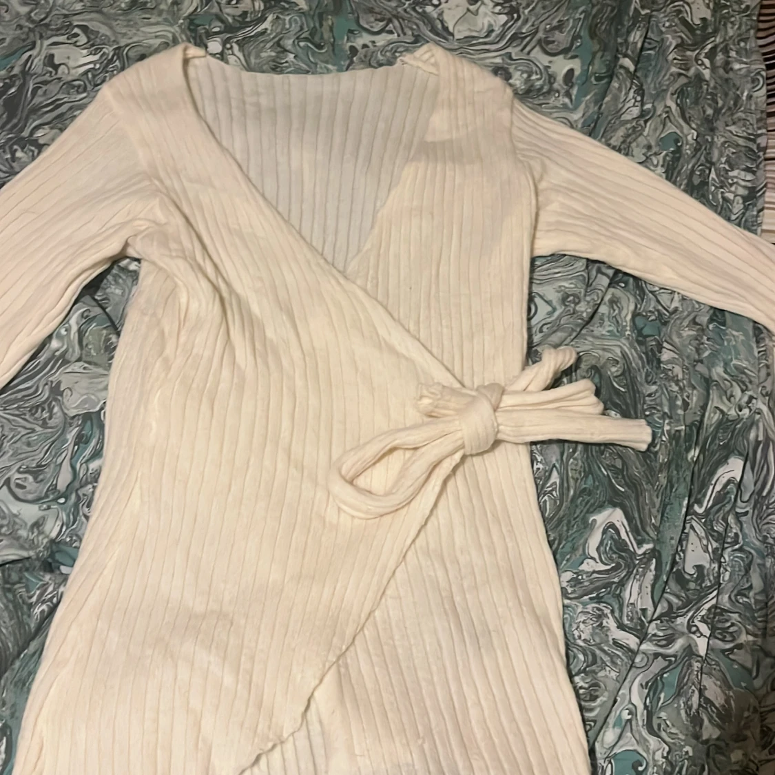 Vit ribbad omlottkofta - 1