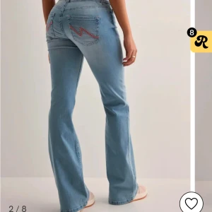 Ljusblå Nelly bootcut jeans - Säljer dessa skit snygga jeans i storlek 36💕🙌🏻Helt oandvända ( ordinarie pris 700 kr)