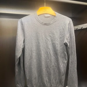  Supima och merinoblandning från dressman  - Säljer en stilren grå tröja från Dressmann i Supima bomull. Tröjan har en klassisk rund hals och långa ärmar, perfekt för en avslappnad look. Passar bra till både jeans och chinos. Merinoblanding med supima cotton.